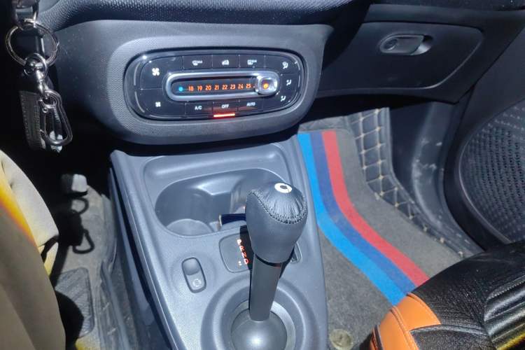 Used smart forfour 2018 1.0L 52kW Passion Edition Gear Lever