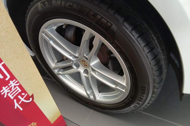 Used Porsche Macan 2024 Macan 2.0T Right Front Wheel Hub