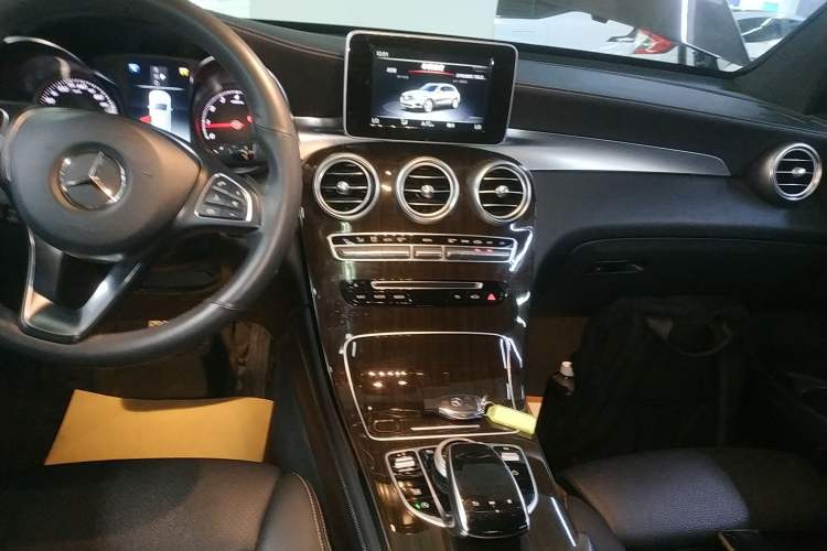 Used Mercedes-Benz GLC 2019 Facelift GLC 260 L 4MATIC Luxury Model
