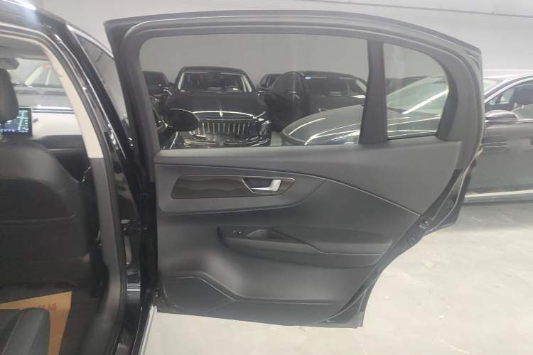 Used Hongqi E-QM5 2022 431 km Charge & Enjoy Edition