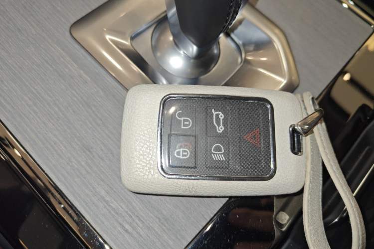 Used Land Rover Range Evoque New Energy 2022 Aurora L P300e Plug-in Hybrid Electric Version Interior 1