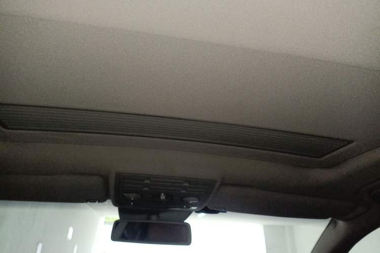 Used Volkswagen Phaeton 2011 3.6L V6 4-Seater Extended-Length Individual Edition Headliner