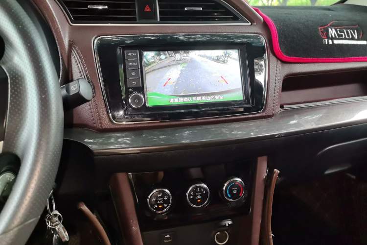 Used Venucia M50V 2017 1.6L XL CVT Luxury Edition Audio And AC Panel