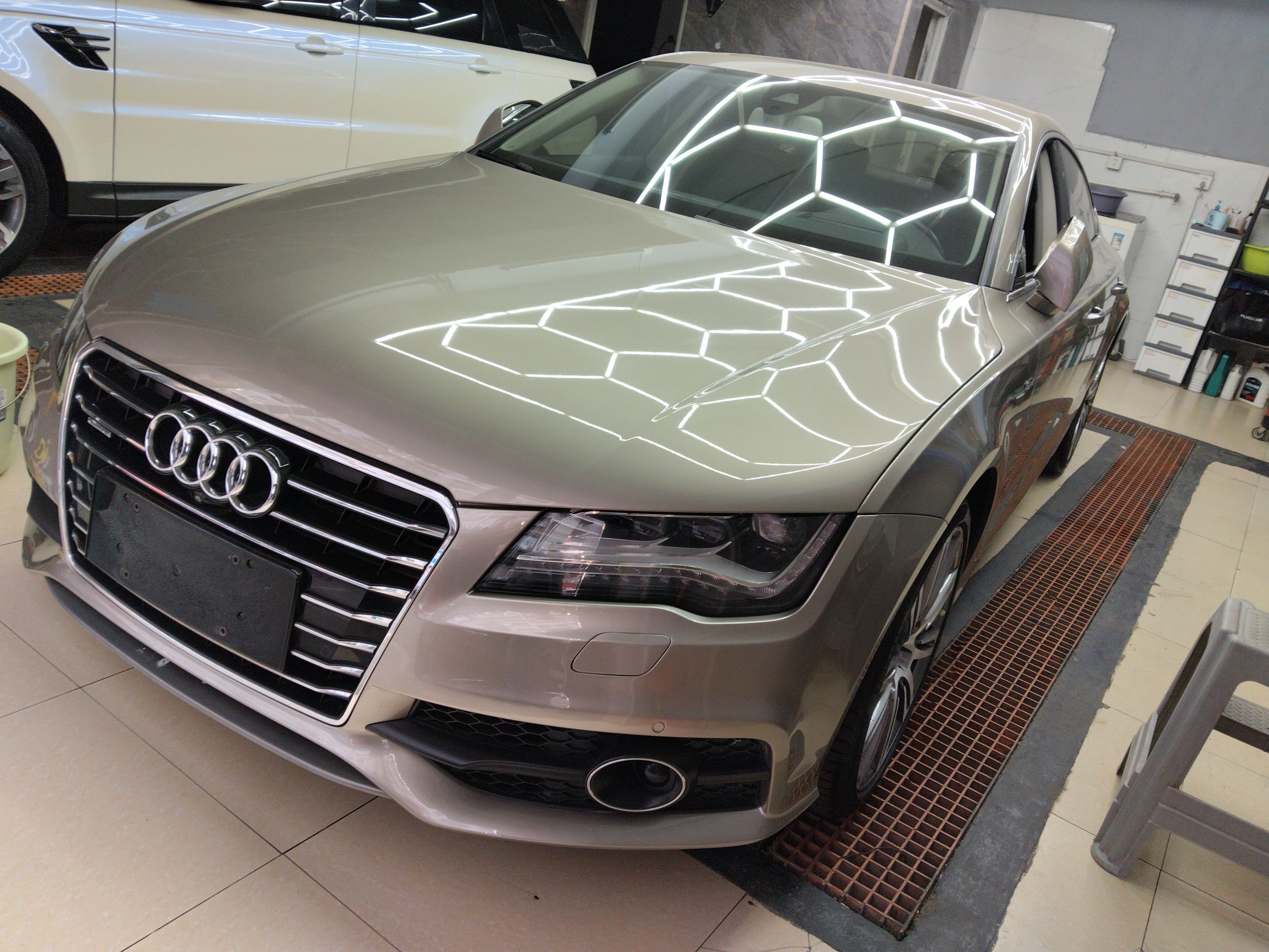 تحت مقدمة السيارة