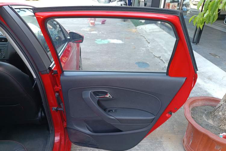 Used Volkswagen Polo 2016 1.6L Automatic Comfort Model
