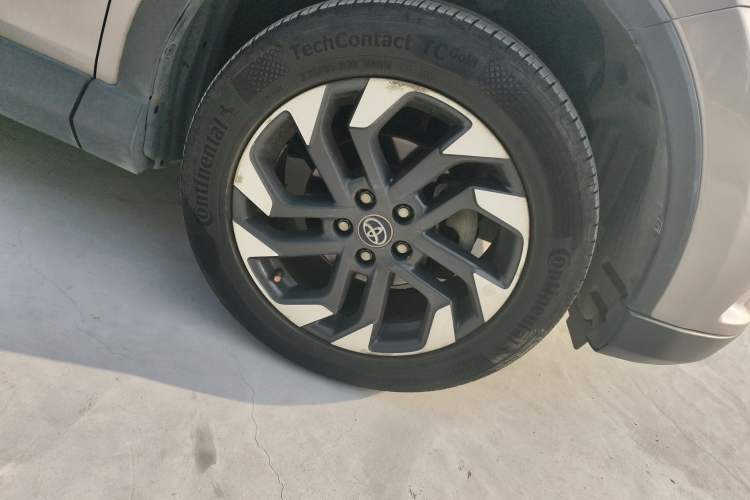 Used Toyota RAV4 2016 2.5L Automatic 4x4 Elite Edition Right Front Wheel Hub