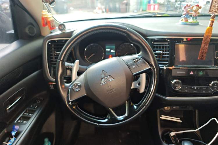 Used Mitsubishi Outlander 2016 2.4L 4x4 Elite Edition 7-Seater Steering Wheel