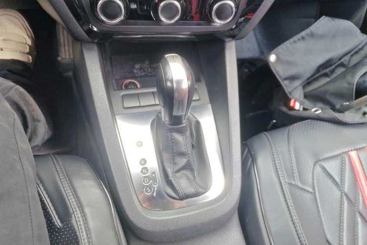Used Volkswagen Sagitar 2012 1.6L Automatic Fashion Edition Gear Lever