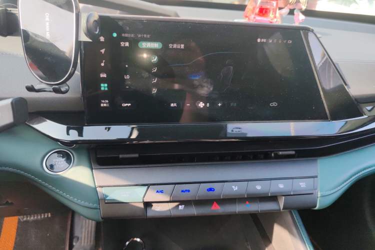 Used CHANGAN UNI-V iDD 2024 Blue Whale Smart Electric iDD 136km ZhiKu Model
