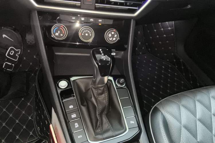 Used Volkswagen Sagitar 2025 300TSI DSG Excellence Edition Gear Lever