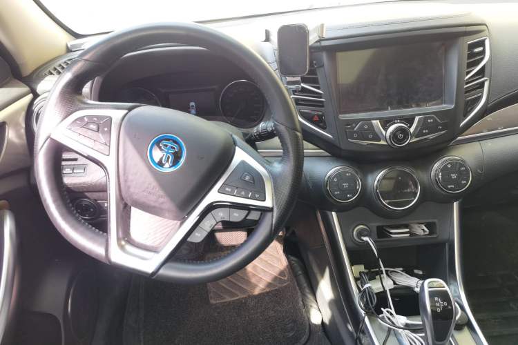 Used BYD Song New Energy 2017 Song DM 1.5TID All-Wheel Drive Prestige Model Center Console