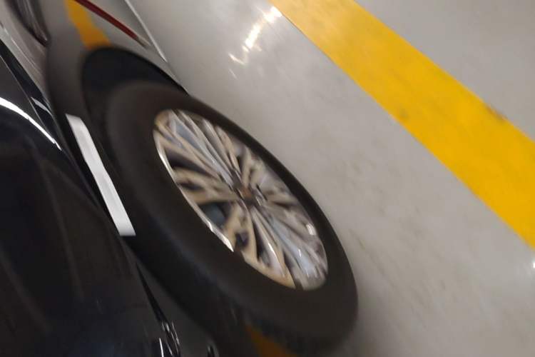 Used Hongqi H5 2023 2.0T Automatic Smart Connect Flagship Edition Left Front Wheel Hub