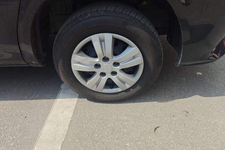 Used FORTHING Lingzhi 2023 M5 1.6L Practical Model 5 Seats Right Front Wheel Hub