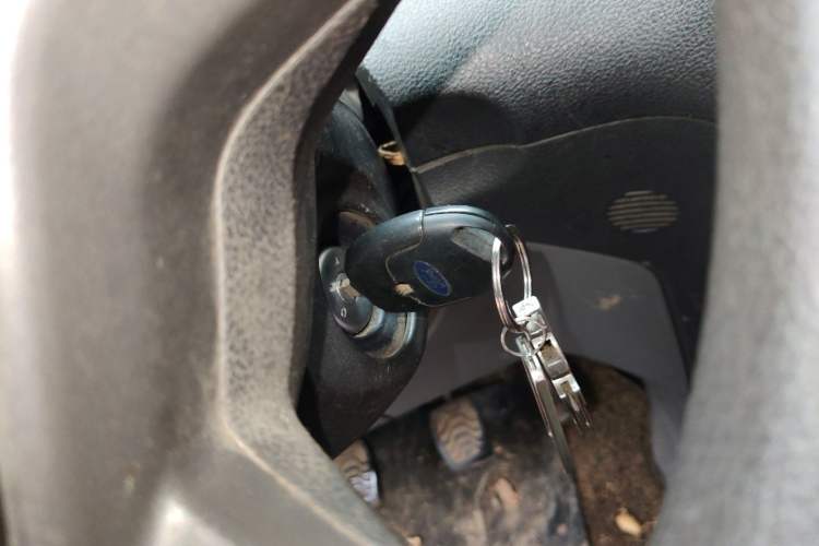 Used Ford Transit 2017 2.0T Diesel Multi-Purpose Commercial Vehicle Mid-Drive Mid-Roof China IV Standard