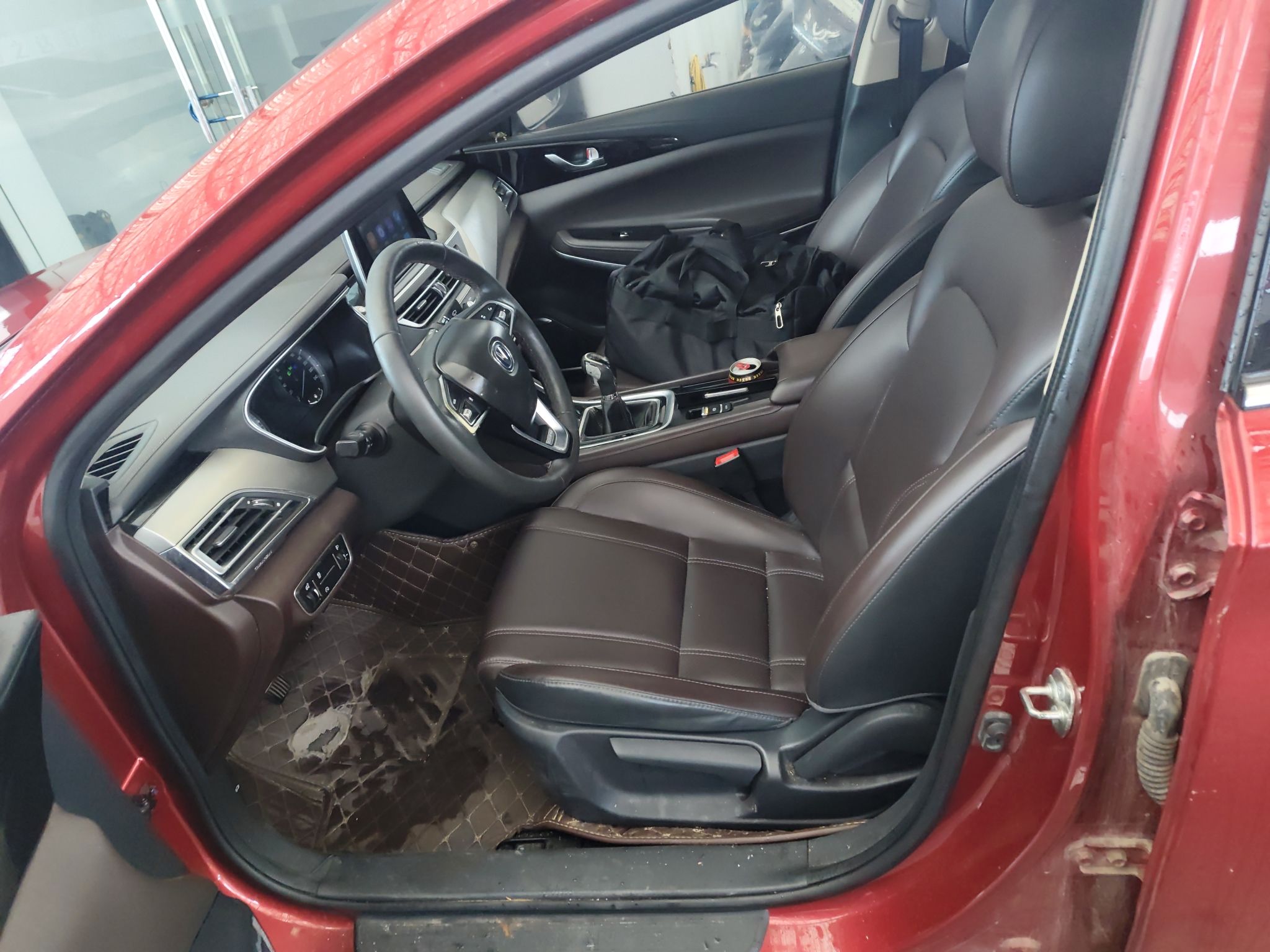 المقاعد الأمامية داخل السيارة