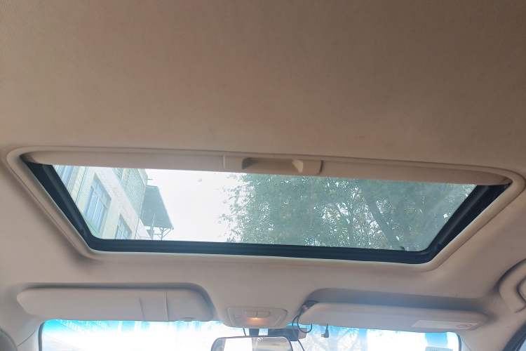 Used Baojun 730 2014 1.5L manual luxury trim 7 seats Headliner