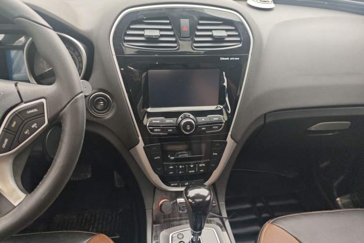 Used GAC Trumpchi GS5 Super 2015 2.0L Automatic Two-Wheel Drive Luxury Navigation Edition Audio And AC Panel