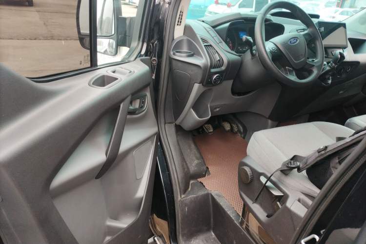 Used Ford Transit 2019 2.0T Diesel Multi-Purpose Commercial Vehicle Mid-Drive Mid-Roof 6-Seater China VI Standard