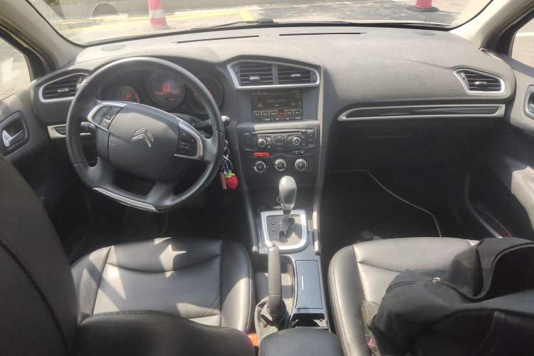 Used Citroen C4L 2014 1.8L Intelligent Drive Automatic Enjoyment Model Center Console