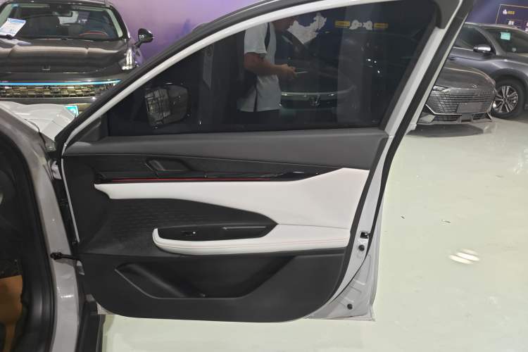 Used Changan UNI-V iDD 2024 Blue Whale Smart Electric iDD 136km Luxury Model