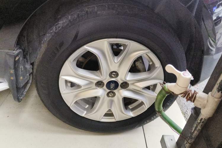 Used Ford EcoSport 2013 1.5L Automatic Fashion Model Right Front Wheel Hub