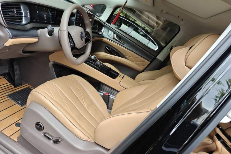 Used Denza D9 2022 DM-i 1040 Prestige Model
