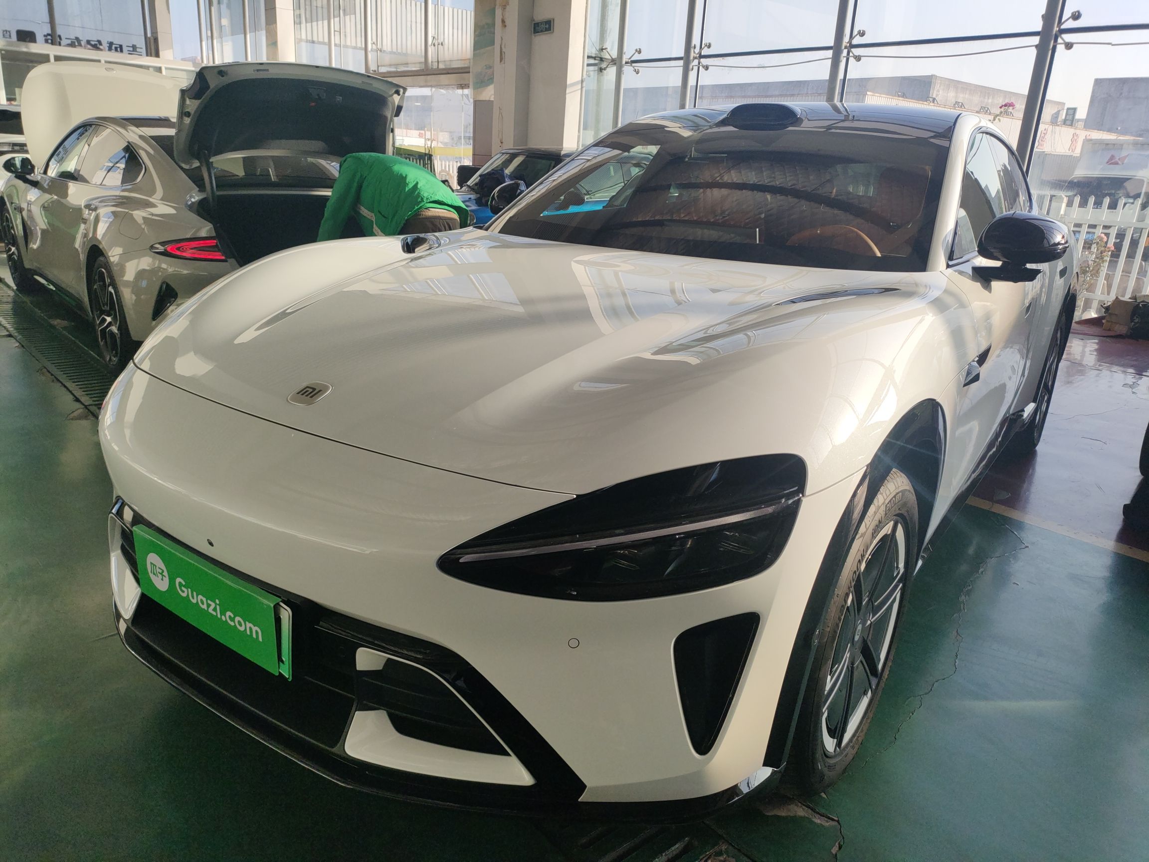 تحت مقدمة السيارة