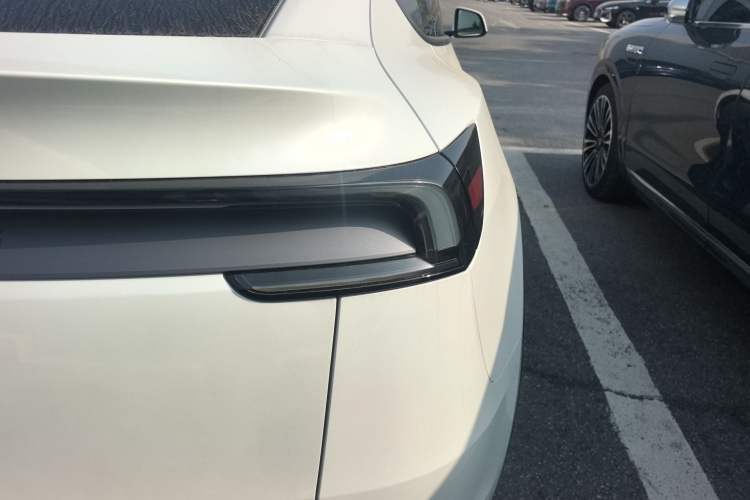 Used Tesla Model Y 2026 Rear-Drive Model Right Rear Taillight