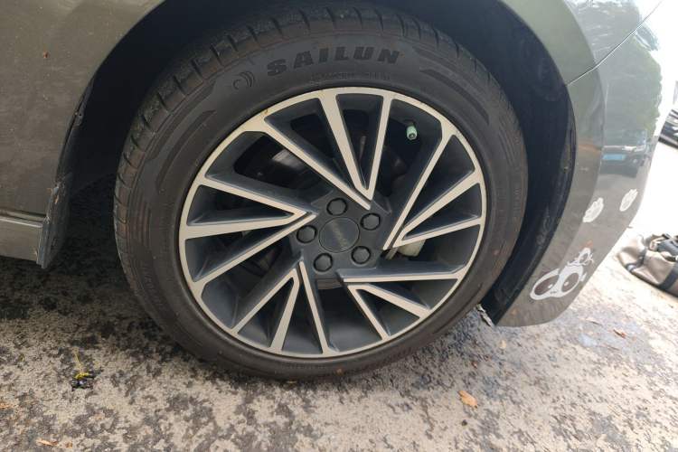 Used Lynk & Co 03 2021 1.5TD DCT JingPlus Right Front Wheel Hub