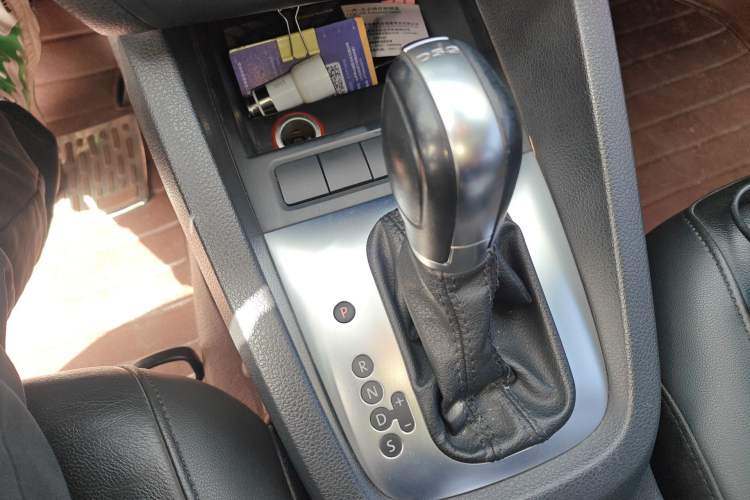 Used Volkswagen Sagitar 2014 1.4TSI Automatic Luxury Model Gear Lever