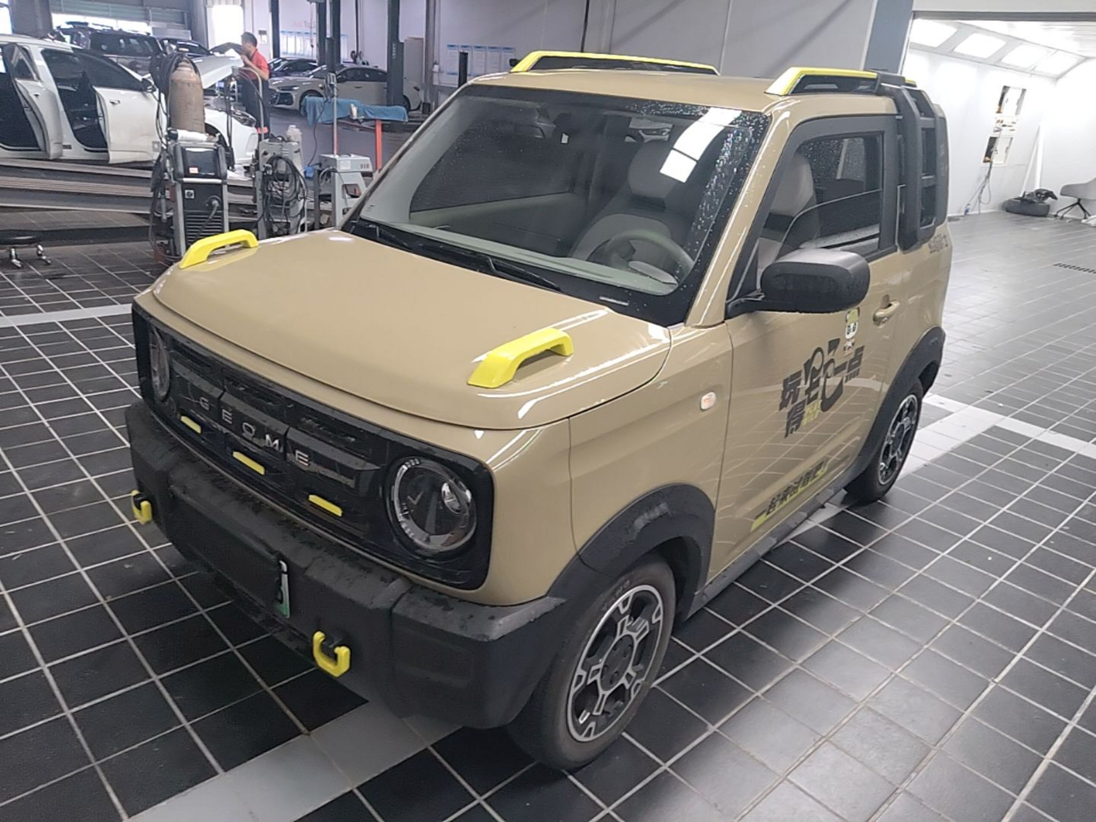 Под передней частью автомобиля