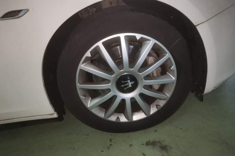 Used Maserati Ghibli 2014 3.0T Standard Edition Right Front Wheel Hub