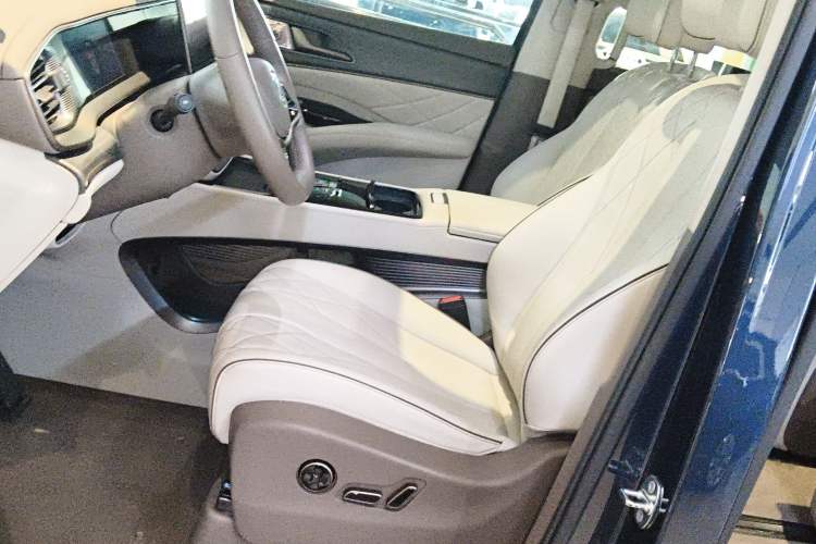 Used Denza D9 2022 DM-i 970 Four-Wheel Drive Flagship Model
