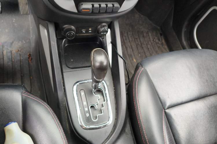 Used CHANGAN CS35 2015 1.6L Automatic Luxury Model China V Standard Gear Lever