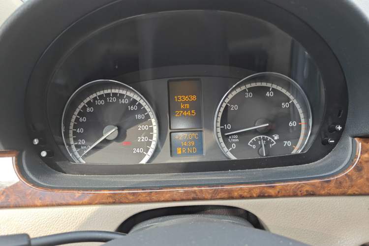 Used Mercedes-Benz Viano 2010 2.5L Prestige Edition Odometer Close Up