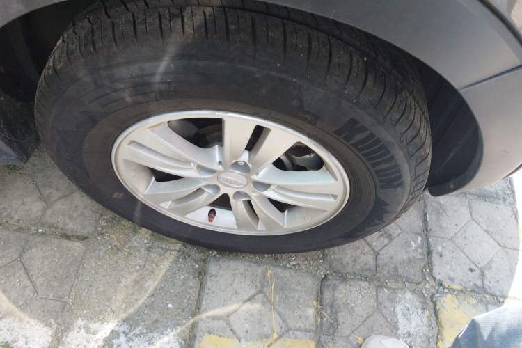 Used Kia Sportage R 2012 2.0L Manual Two-Wheel Drive GL Trim Right Front Wheel Hub