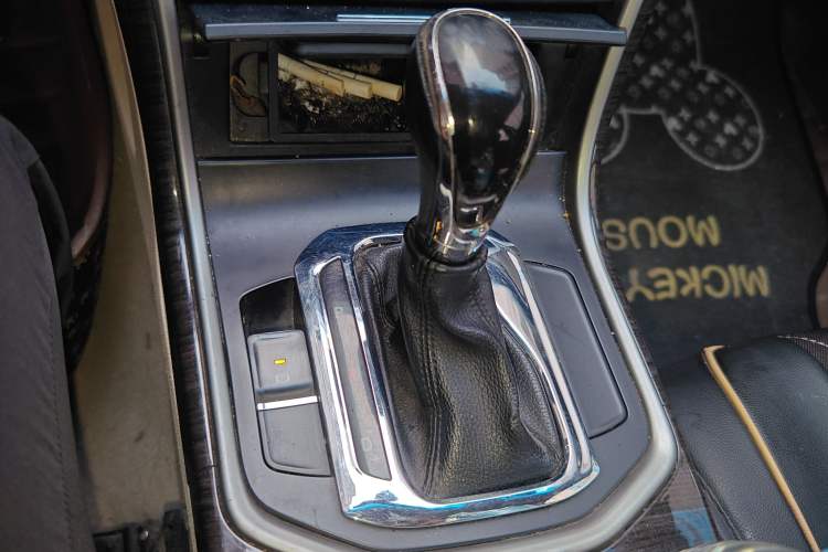 Used CHANGAN Raeton 2013 2.0L Automatic Luxury Version China IV Standard Gear Lever