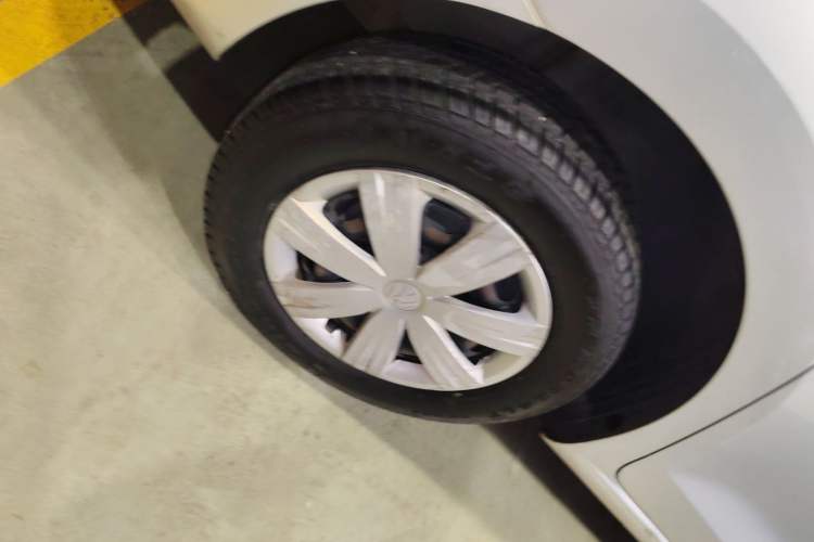 Used Volkswagen Jetta 2015 1.6L Manual Fashion Edition Exterior 2