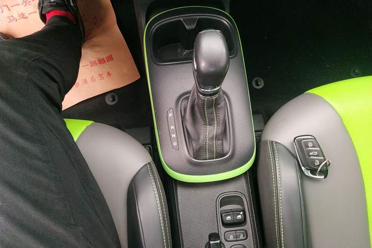 Used Roewe Clever 2021 302 km New Four-Seater Super-Efficient Version Gear Lever