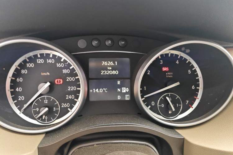 Used Mercedes-Benz R-Class 2011 R 300 L Business Model Odometer Close Up