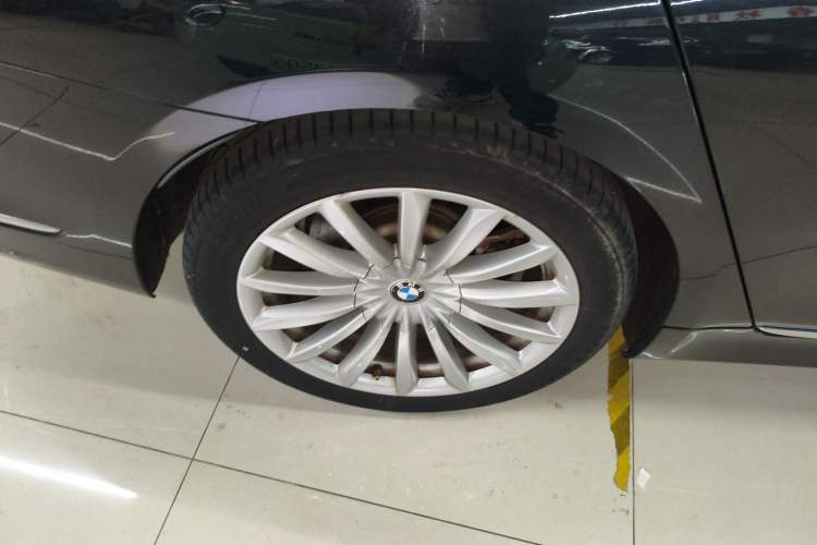Used BMW 7 Series 2021 730Li Luxury Package Right Rear Wheel Hub