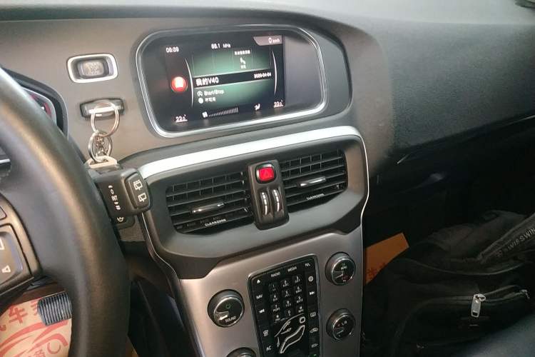 Used Volvo V40 2018 T3 Zhiyi Edition
