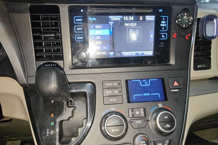 Used Toyota SIENNA 2015 3.5L Two-Wheel Drive LE