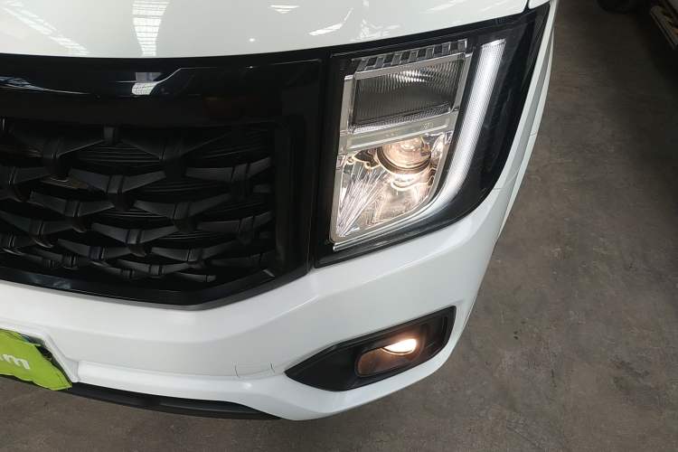 Used JMC Fushun 2023 2.0T Automatic Short-Wheelbase Mid-Top Commercial Multi-Purpose 6-Seater Passenger Vehicle
