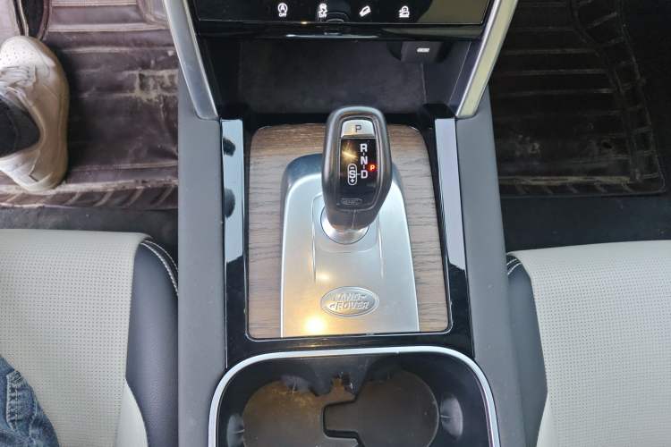 Used Land Rover Discovery Sport 2022 Revised Version 249 PS R-Dynamic S Performance Edition 5 Seats Gear Lever