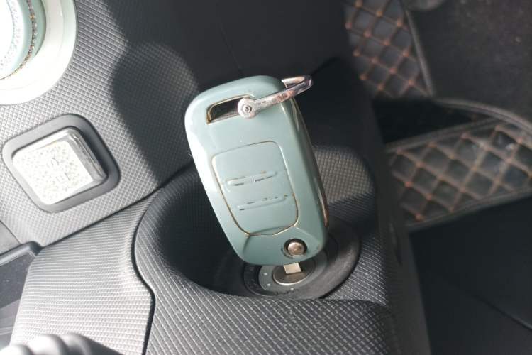 Used Wuling Hongguang MINIEV 2021 Macaron Sandwich Model 120 km Lithium Iron Phosphate
