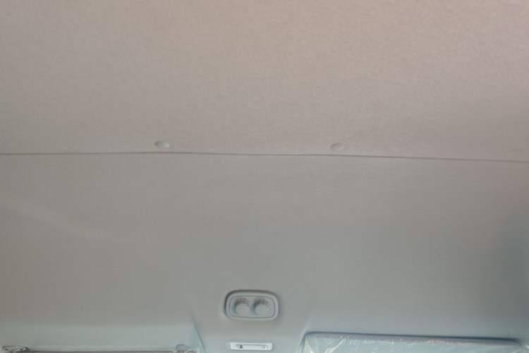 Used Foton Toano 2024 Small Passenger Comfort Version Cummins 2.8T Manual Transmission Long Wheelbase Mid-Roof Design Rear Single Tire 9-Seater