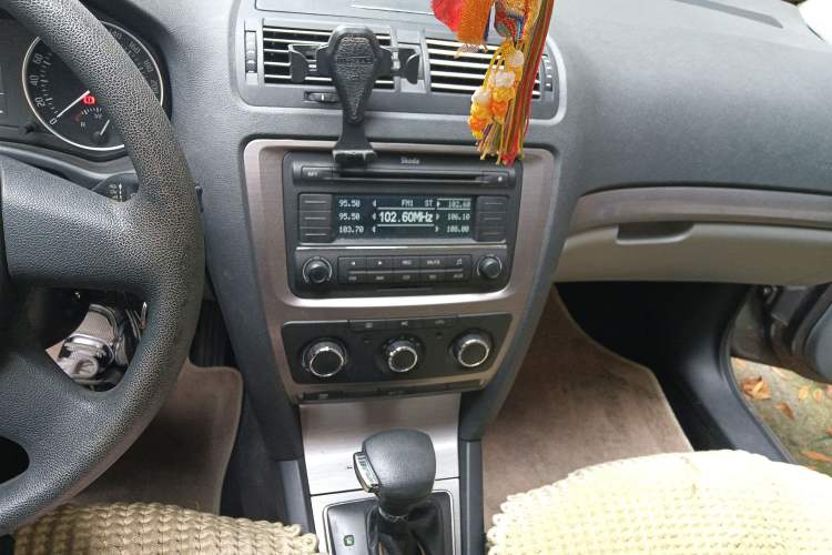 Used Skoda Octavia 2012 1.6L Automatic Yijun Edition Audio And AC Panel