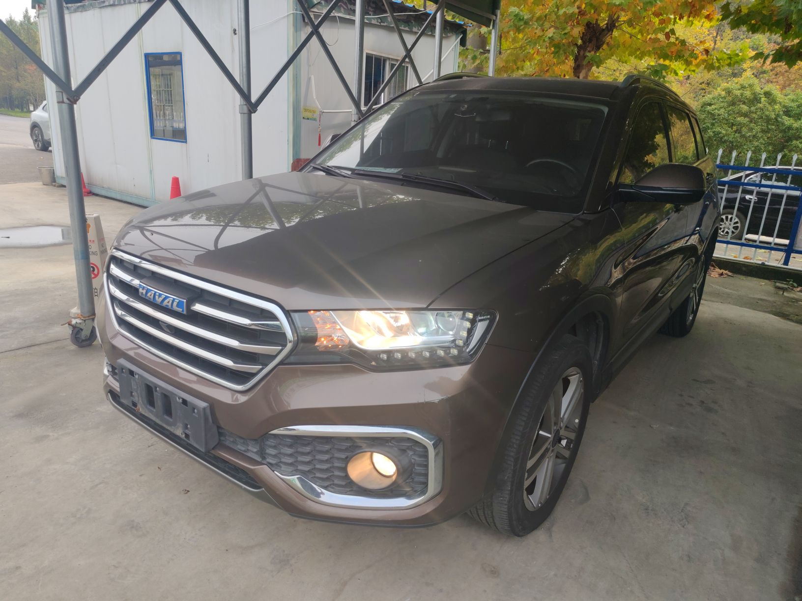 Под передней частью автомобиля