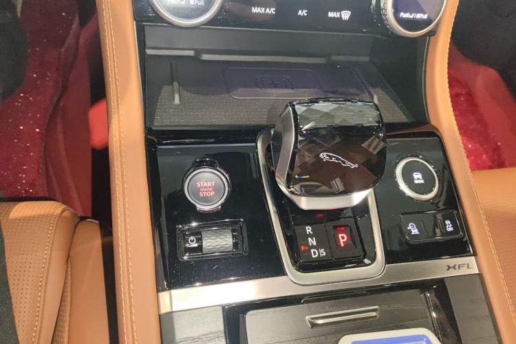 Used Jaguar XFL 2025 Model—2.0T P300, Four-Wheel Drive, 90th Anniversary Collector’s Edition Gear Lever